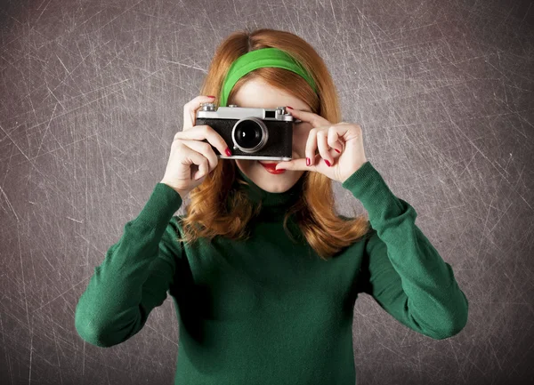 Amerikaanse roodharige meisje met camera. — Stockfoto