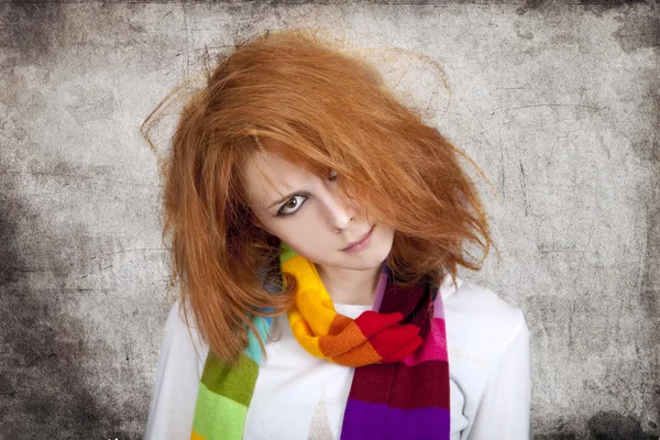 Menina de rock de cabelos vermelhos em cachecol . — Fotografia de Stock