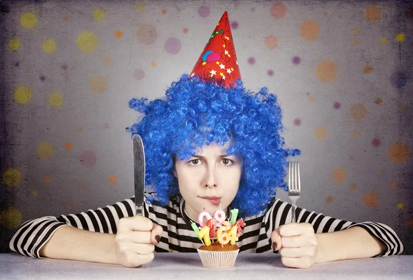 Funny fille aux cheveux bleus avec gâteau . — Photo