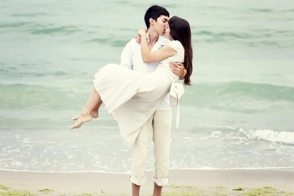 Paar küsst sich am Strand — Stockfoto