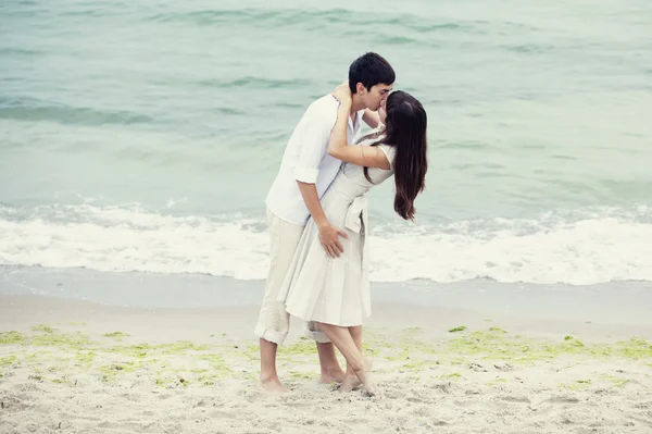 해변에서 키스 하는 커플 — 스톡 사진