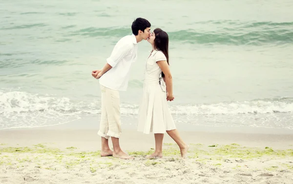 해변에서 키스 하는 커플 — 스톡 사진