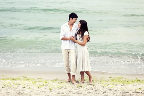 Par kyssar på stranden — Stockfoto