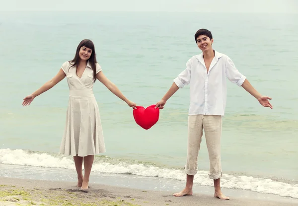 Primer plano retrato de pareja feliz en la playa con corazón . — Foto de Stock