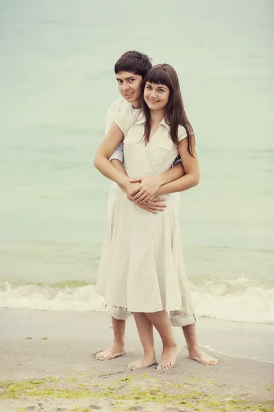 Nahaufnahme Porträt eines glücklichen Paares, das Urlaub am Strand genießt — Stockfoto