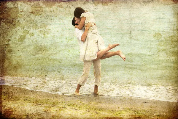 Çift sahilde öpüşme. — Stok fotoğraf