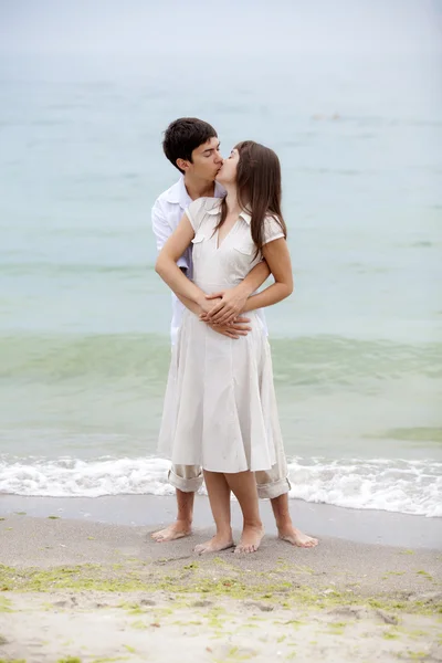 Paar kussen op het strand — Stockfoto
