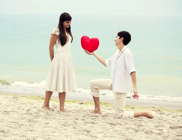 마음으로 해변에서 행복 한 커플의 클로 우즈 업 초상화. — 스톡 사진
