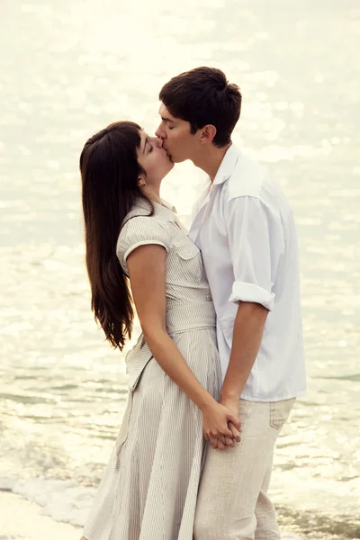 Couple embrasser à la plage — Photo