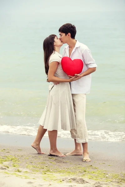 Retrato de close-up de casal feliz na praia com coração . — Fotografia de Stock