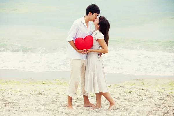 Primer plano retrato de pareja feliz en la playa con corazón . —  Fotos de Stock