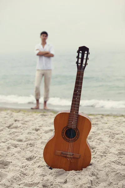 Les hommes à la plage et la guitare . — Photo