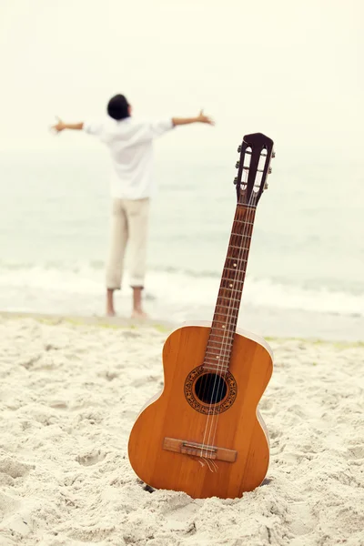 Les hommes à la plage et la guitare . — Photo