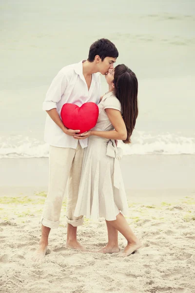 幸福的情侣在沙滩上与心脏的特写肖像. — 图库照片
