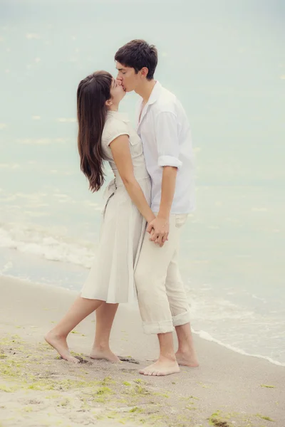 Couple embrasser à la plage — Photo