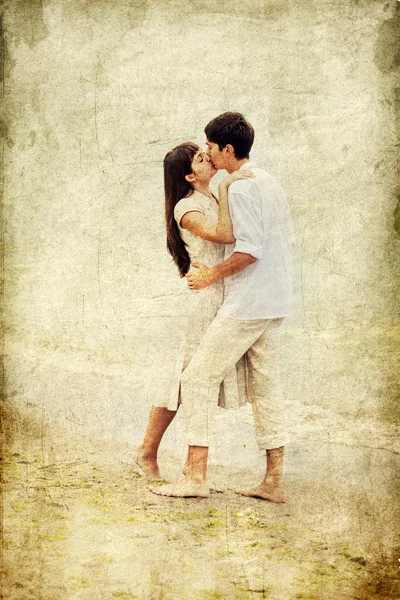 在海滩上接吻的情侣. — 图库照片