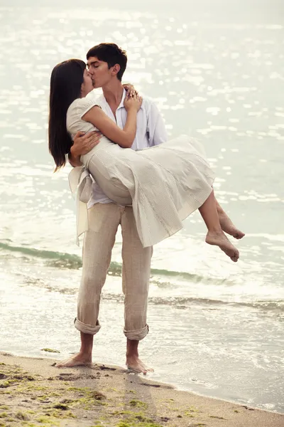 Paar kussen op het strand — Stockfoto