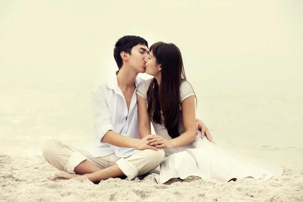 Couple kissing at the beach — Stock Photo, Image
