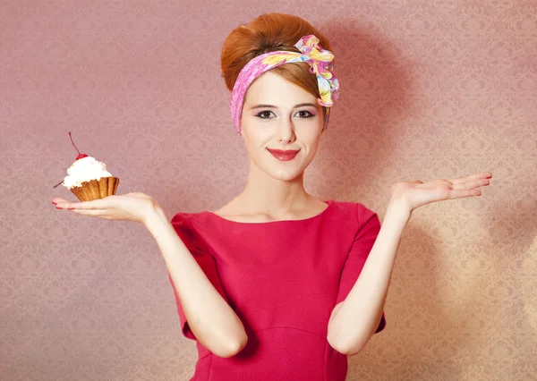 Stile ragazza rossa con torta su sfondo rosa . — Foto Stock