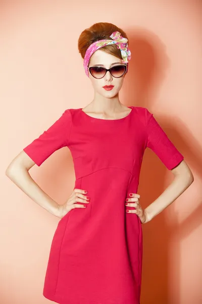 Stile rossa ragazza su sfondo rosa . — Foto Stock