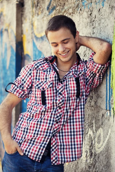 Style teen boy near graffiti background. — Stock Photo, Image