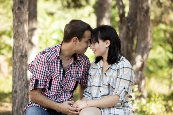 Young teenage couple in park. — Stock Photo, Image