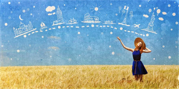 Рыжая девушка на пшеничном поле . — стоковое фото