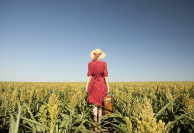 Kızıl saçlı kız corn Field'da çanta.