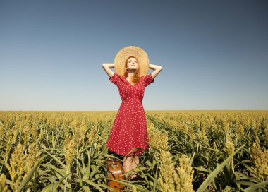 Kızıl saçlı kız corn Field'da çanta.