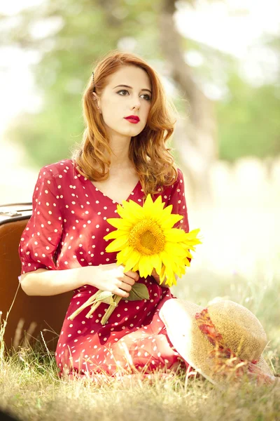 Ayçiçeği, açık olan Kızıl saçlı kız. — Stok fotoğraf