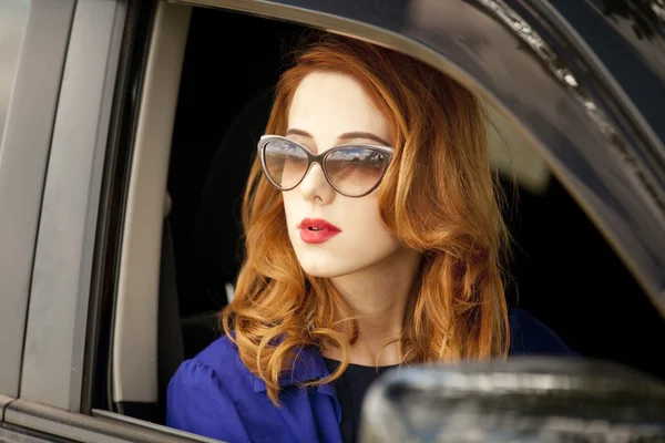 Arabadaki güzel kızıl saçlı kadın. — Stok fotoğraf