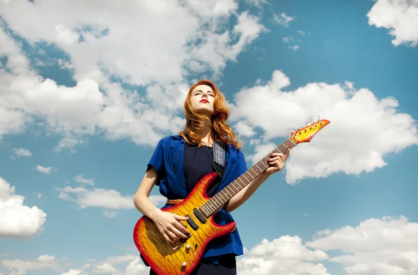 Roodharige meisje met gitaar op buiten. — Stockfoto