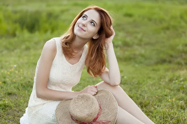 Kızıl saçlı kıza Köyü açık yeşil çimen. — Stok fotoğraf