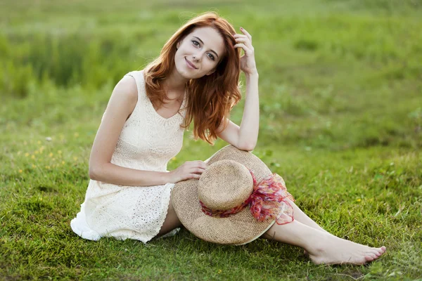 Rusovláska dívka na zelené trávě na vesnici venkovní. — Stock fotografie