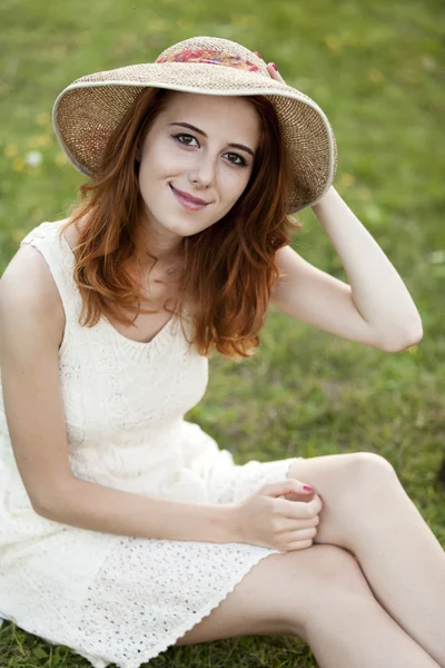 마 야외에서 푸른 잔디에 빨간 머리 소녀. — 스톡 사진