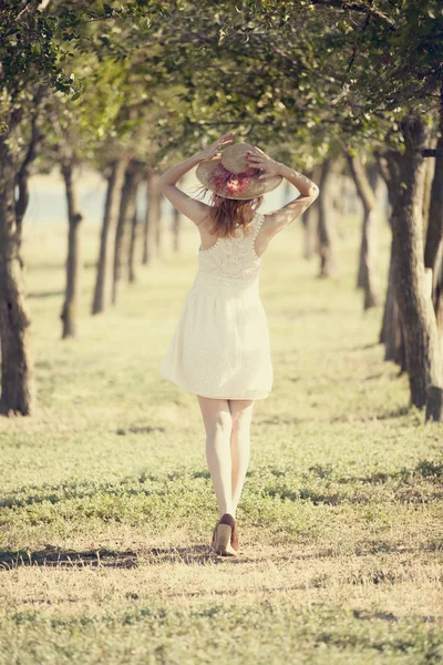 나무의 골목에서 빨강 머리 소녀. — 스톡 사진