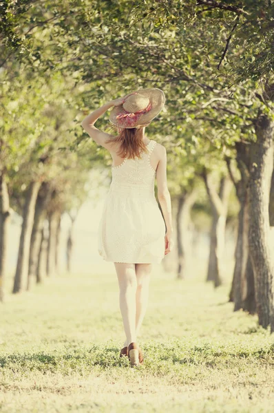 Rusovláska dívka v stromu alley. — Stock fotografie