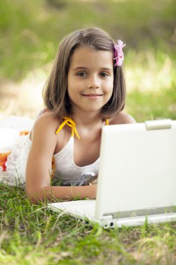 çocuk parkında laptop ile.