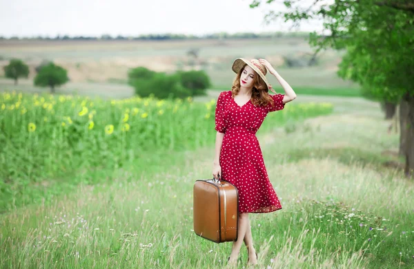 Fille rousse avec valise à l'extérieur . — Photo