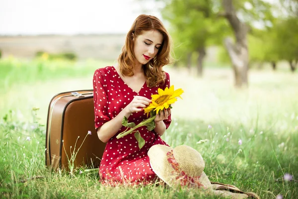 Menina ruiva com girassol ao ar livre . — Fotografia de Stock