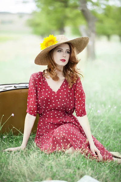 Rusovláska dívka s slunečnice na venkovní. — Stock fotografie