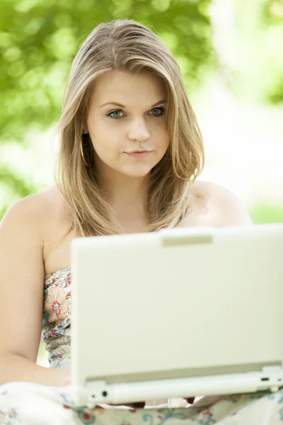 Κορίτσι με το φορητό υπολογιστή σε εξωτερικούς χώρους. — Φωτογραφία Αρχείου
