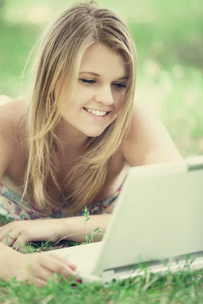 Meisje met laptop op buiten. — Stockfoto
