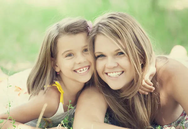 Two sisters in the park. — Stock Photo, Image