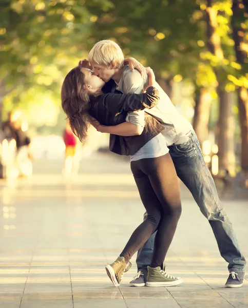 Jeune couple embrasser dans la rue — Photo