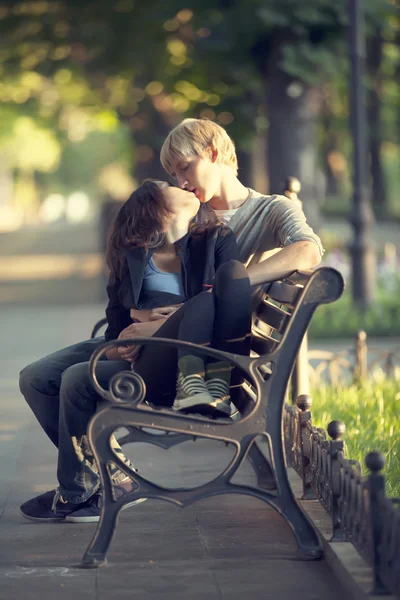 Молодая пара целуется на улице — стоковое фото