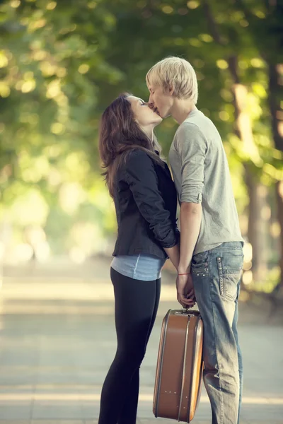在大街上亲吻的年轻夫妇 — 图库照片