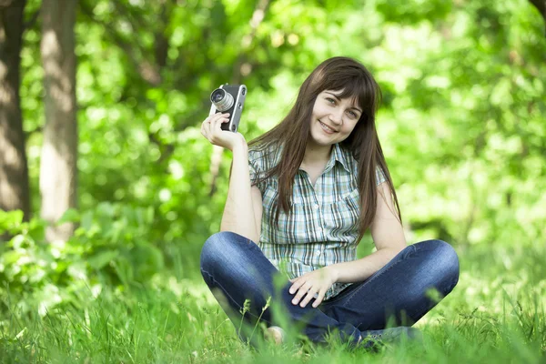 Teenie-Mädchen mit Kamera im grünen Park. — Stockfoto