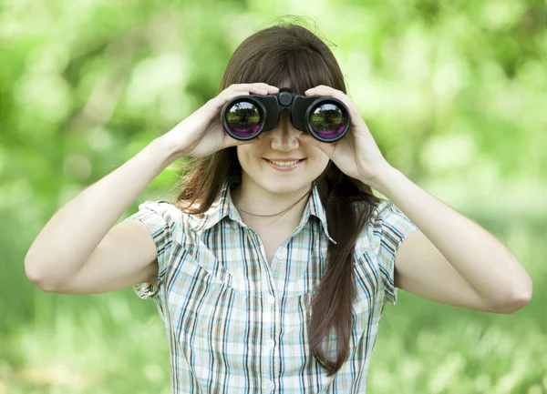Adolescente chica con binocular en verde hierba —  Fotos de Stock