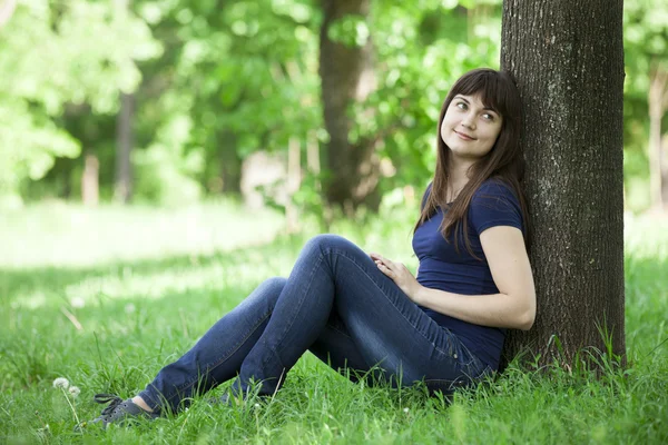 Mladá móda dívka v zelené jarní tráva. — Stock fotografie